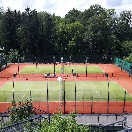 ホテル Club Praha プルーホニツェ